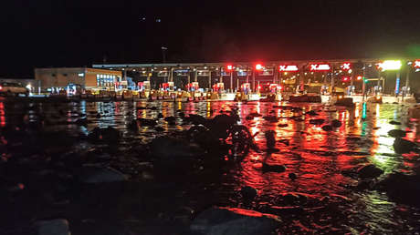 VIDEO: El momento en que un peaje es cubierto por la avalancha que dejó varios muertos en Colombia