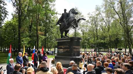Desvelan un monumento a Simón Bolívar en Moscú
