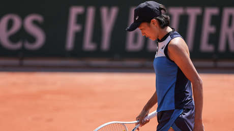 Tenista china se retira de un partido después de que su oponente borrara una marca de la cancha