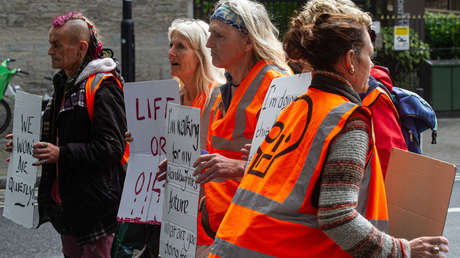 Manifestantes de Just Stop Oil son rodeados por un movimiento llamado Dejen de molestar (VIDEO)