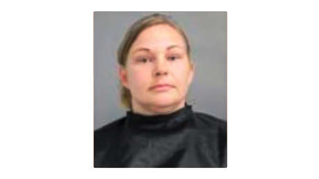 Arrestan a una empleada de Burger King por servir papas fritas de la basura