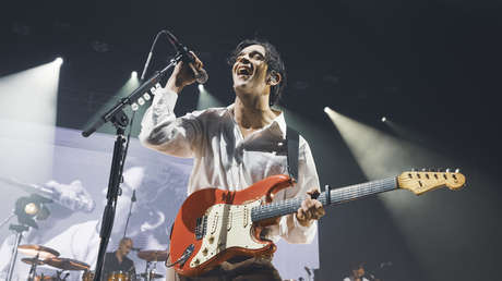 Malasia cancela un festival musical tras un beso del vocalista y bajista de una banda británica