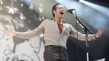 La banda que generó controversia en Malasia por un beso gay cancela conciertos en Indonesia y Taiwán