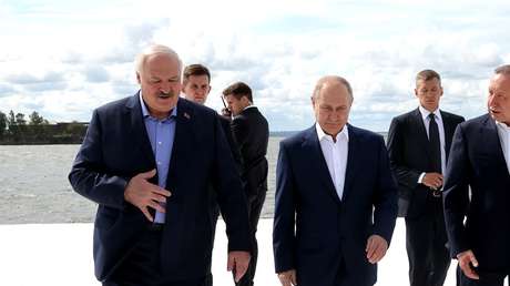 "La gente es más importante que la cuarentena": Putin y Lukashenko se toman fotos con habitantes de Kronstadt