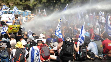 VIDEO: La Policía de Israel reprime con un cañón de agua a los manifestantes cerca del Parlamento