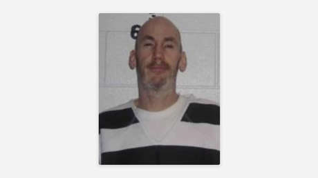 Buscan a un fugitivo "peligroso" que escapó con otros tres presos de una cárcel en EE.UU.