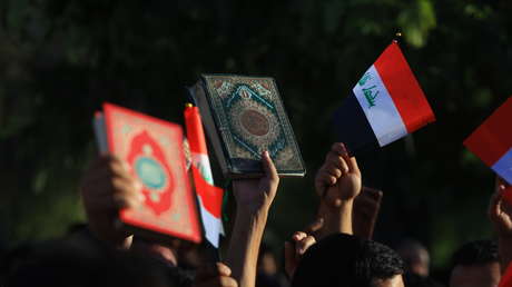 VIDEO: Mujer trata de impedir la quema de un Corán en Dinamarca