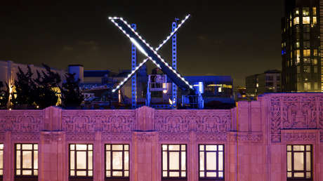 Vecinos se quejan de iluminación de la gigantesca X en el tejado de la antigua Twitter