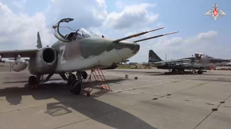 VIDEO: Aviones de combate rusos Su-25 destruyen posiciones ucranianas