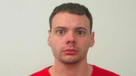 Policía balea a un convicto fugitivo que tomó de rehenes a una madre y su hija en una tienda de lencería (VIDEO)