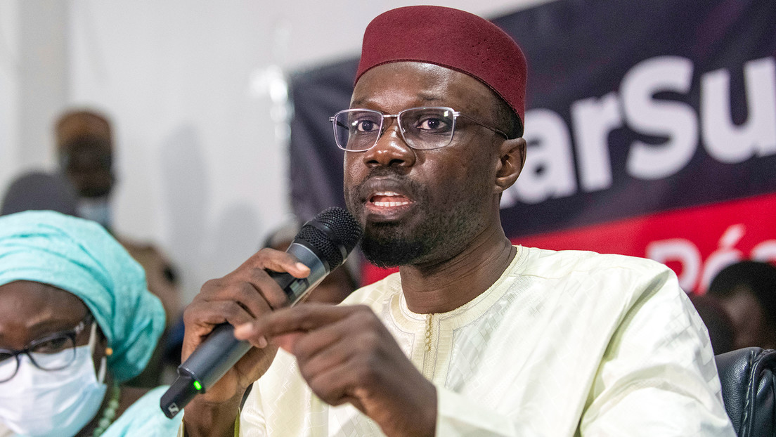 Gobierno de Senegal disuelve el principal partido de oposición, arresta a su líder y restringe Internet