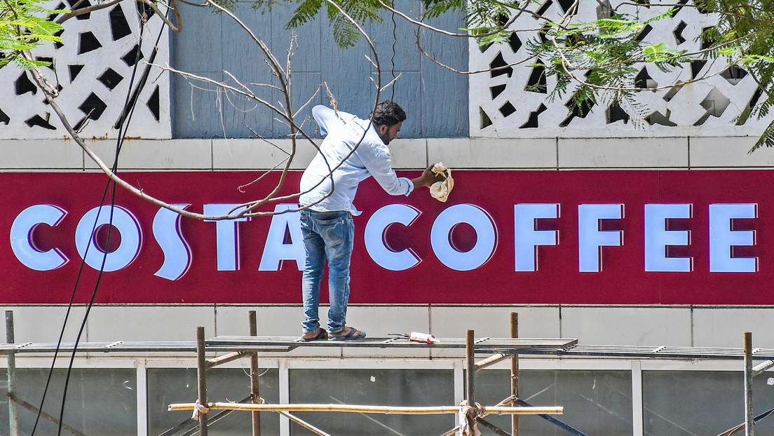 Llaman a boicotear la cadena Costa Coffee por usar el dibujo de un hombre trans en su publicidad