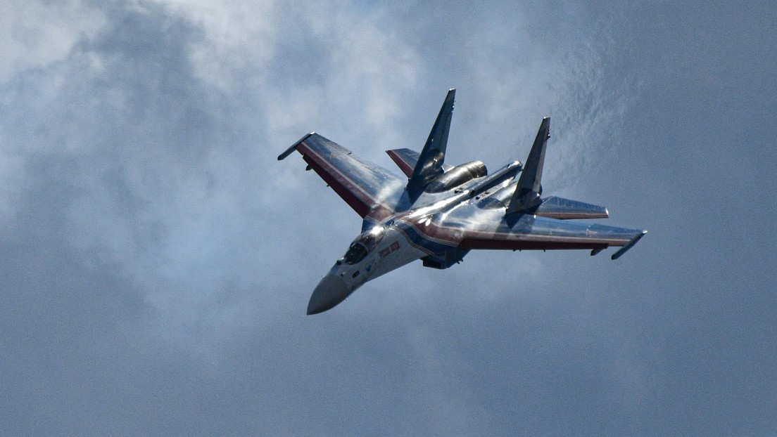 Un caza ruso Su-30 escolta a un dron estadounidense MQ-9A Reaper sobre el mar Negro