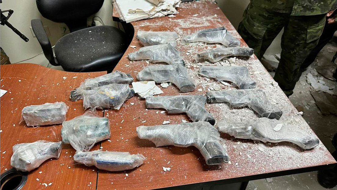 Encuentran armas y drogas en dos cárceles intervenidas por militares y policías en Ecuador