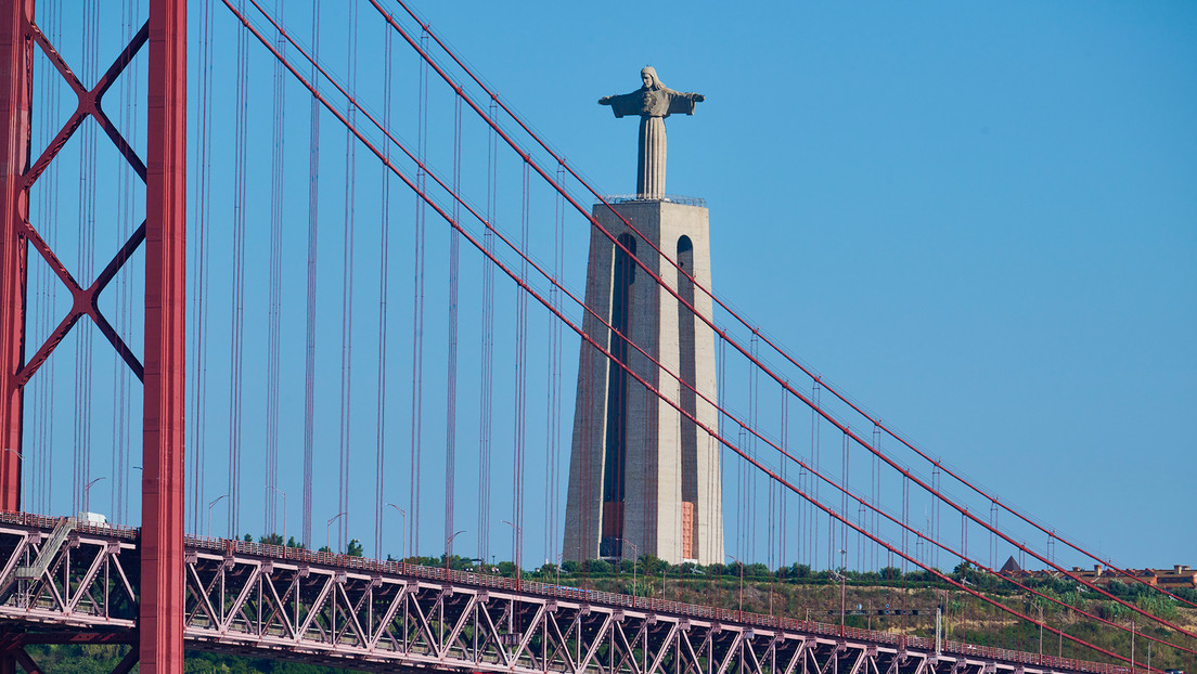 Porsche desata polémica al eliminar una emblemática estatua de Jesús en un anuncio promocional