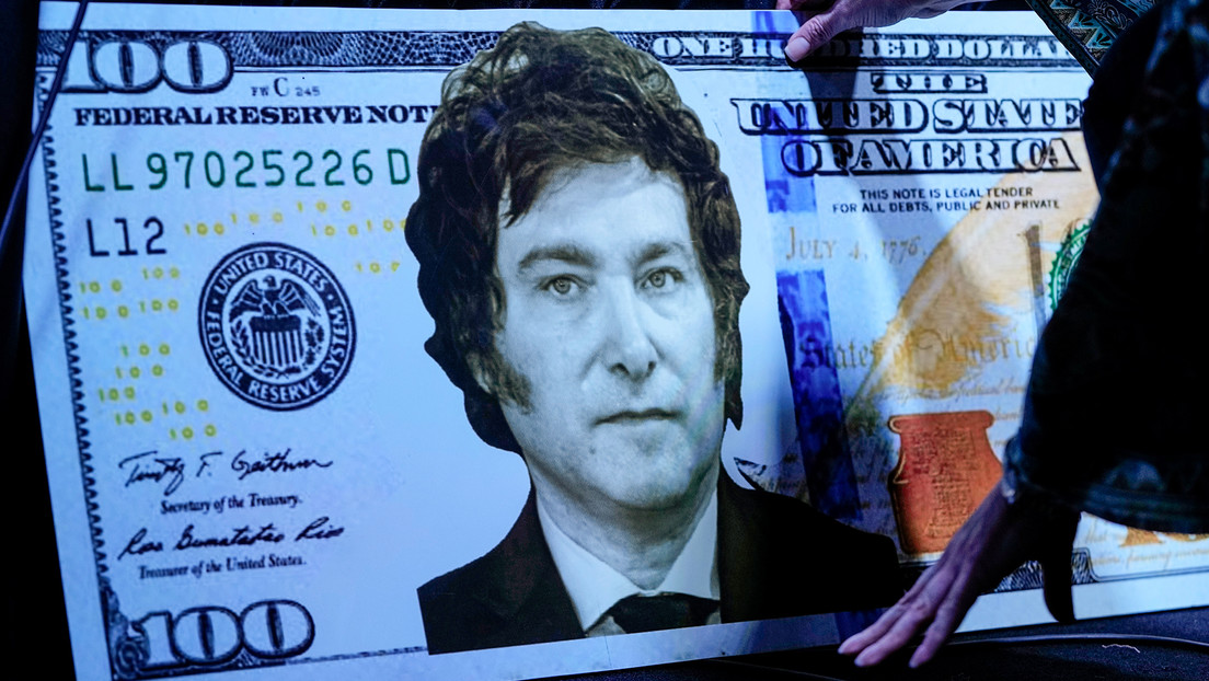 El peso argentino se devalúa tras la victoria de Javier Milei en primarias