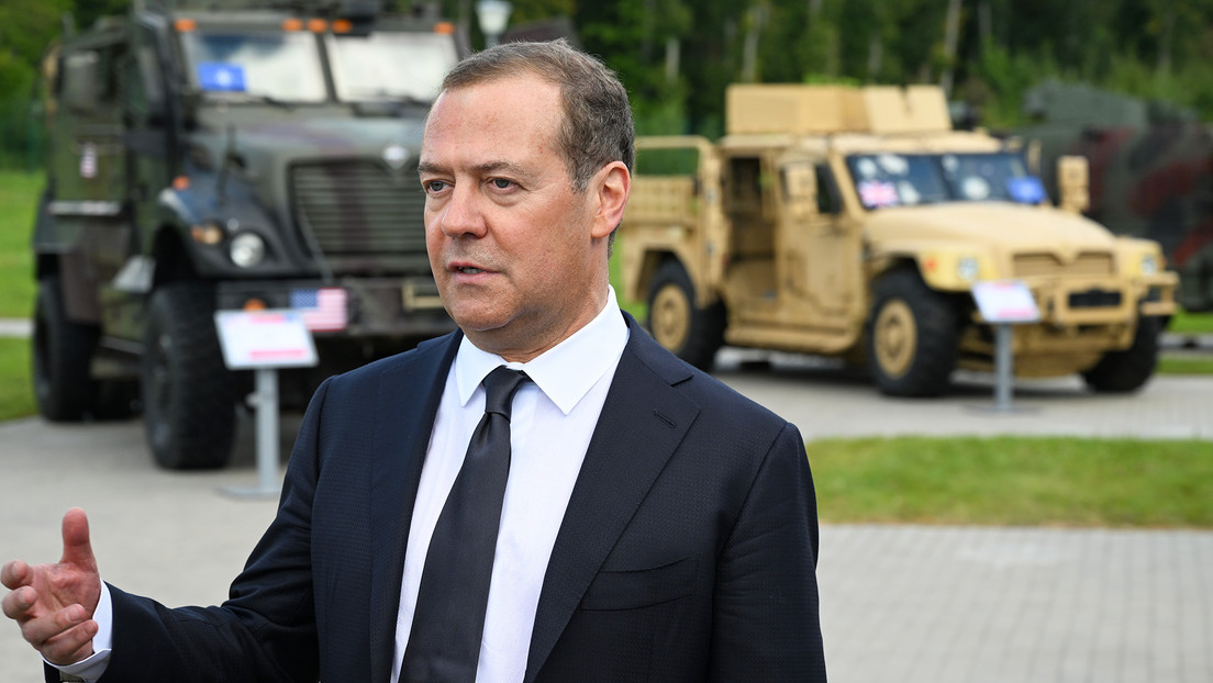 Medvédev inspecciona equipo bélico capturado como trofeo y explica por qué Occidente no busca la paz en Ucrania