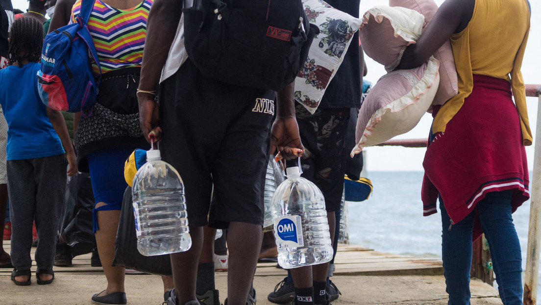 Rescatan a 137 migrantes africanos que estaban abandonados en un autobús en México