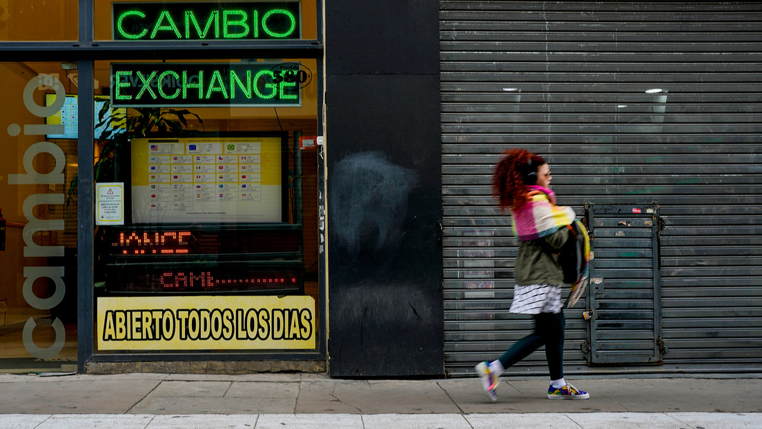 Remarcación de precios y compras nerviosas: la crisis se agudiza en Argentina tras las primarias