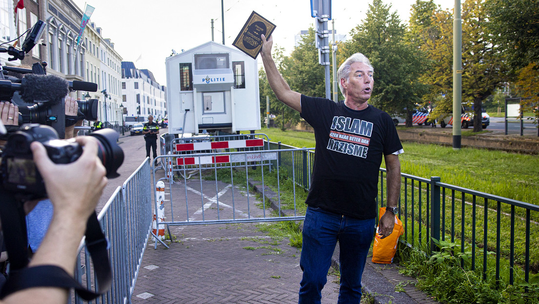 Un político de extrema derecha rompe un Corán frente a la Embajada turca en La Haya (VIDEOS, FOTOS)