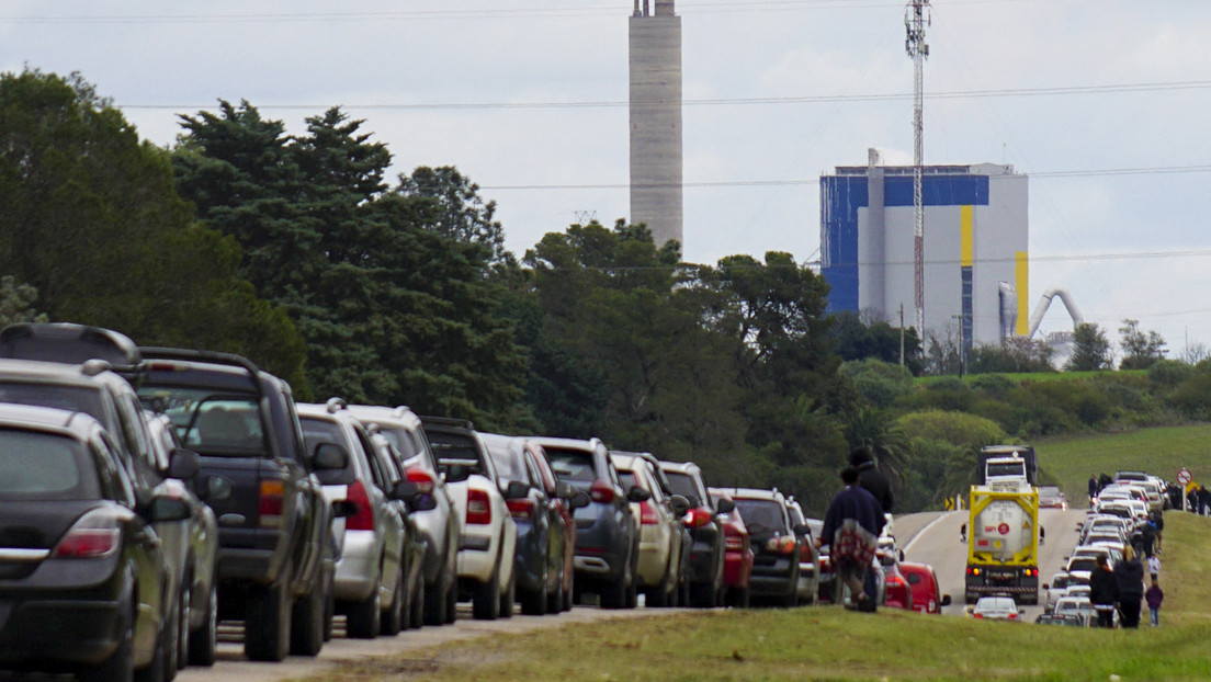 Reportan en Argentina la masiva entrada de uruguayos para aprovechar la brecha cambiaria del dólar
