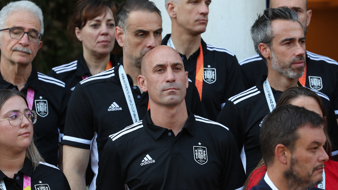 El presidente del fútbol español le pidió a la jugadora a la que besó que saliera en su video de disculpas, pero ella se negó