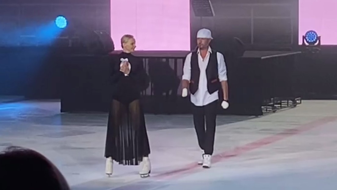 El patinador olímpico ruso Román Kostomárov aparece sobre el hielo por primera vez tras la amputación de pies y manos