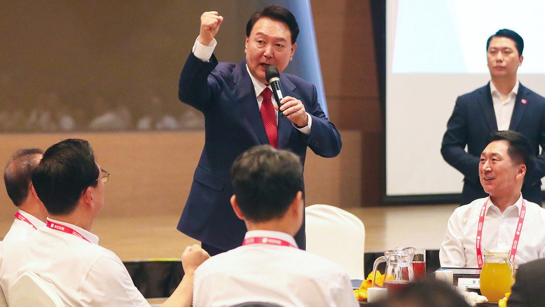 Presidente surcoreano come mariscos en medio de la preocupación por el vertido de agua en Japón