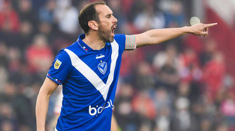 Hinchas agreden a jugadores del Vélez argentino tras el partido de despedida de Diego Godín