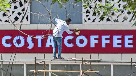 Llaman a boicotear la cadena Costa Coffee por usar el dibujo de un hombre trans en su publicidad