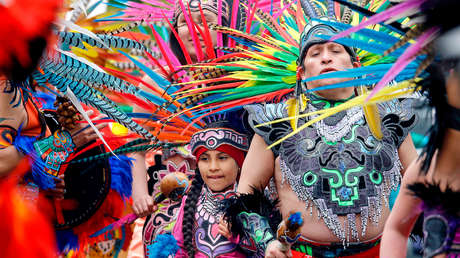Danzantes aztecas demandan al Gobierno de EE.UU. por confiscar las plumas de sus trajes típicos