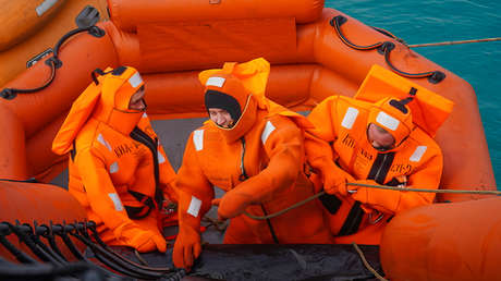 VIDEO, FOTOS: La Armada rusa rescata a la tripulación de un barco 'naufragado' en aguas del Ártico