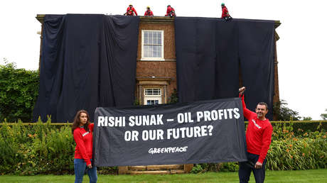 Activistas de Greenpeace cubren la mansión de Sunak con una tela negra en protesta por nuevas licencias de gas y petróleo