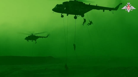VIDEO: Siria y Rusia simulan la liberación de una localidad con un desembarco aéreo nocturno