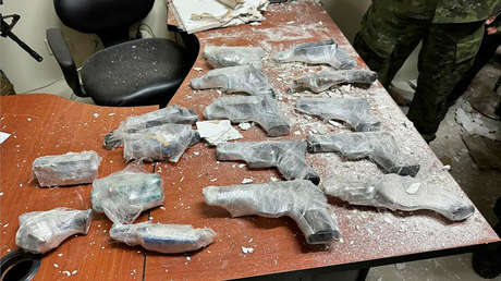 Encuentran armas y drogas en dos cárceles intervenidas por militares y policías en Ecuador