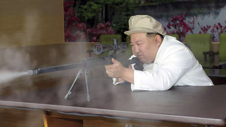 Kim Jong-un dispara fusiles de francotirador mientras inspecciona fábricas de armas