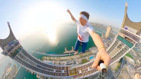 VIDEO: Camina a 195 metros de altura sobre la cuerda iluminada más larga del mundo