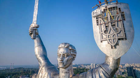 Reemplazan por el tridente ucraniano el escudo de la URSS del monumento de la Madre Patria en Kiev