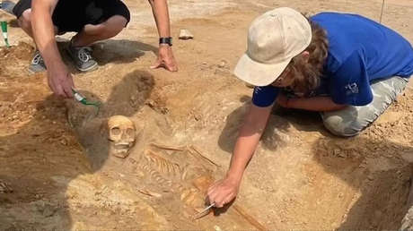 Hallan a un niño enterrado boca abajo con un candado 'antivampiros' para que no se levante