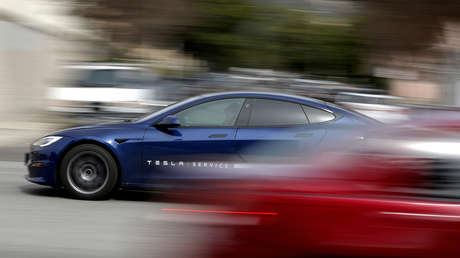 VIDEO: Un Tesla con 3 ancianos a bordo choca contra el garaje de una casa en California