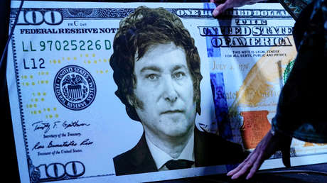 El peso argentino se devalúa tras la victoria de Javier Milei en primarias