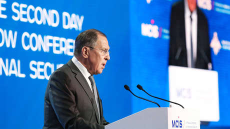 Lavrov: Al enviar armas a Ucrania, Occidente aumenta la amenaza de un choque de potencias nucleares