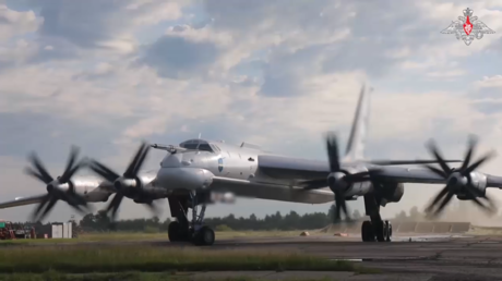 VIDEO: Dos bombarderos rusos Tu-95MS sobrevuelan el mar del Japón