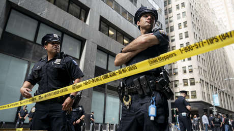 Policía atropella a una mujer que blandía un arma en una calle de Nueva York (VIDEO)