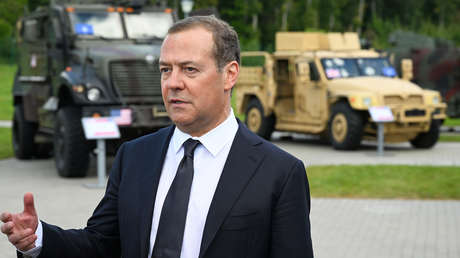 Medvédev inspecciona equipo bélico capturado como trofeo y explica por qué Occidente no busca la paz en Ucrania