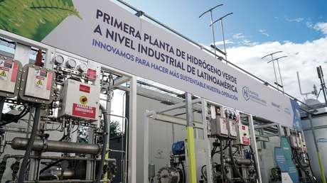 ¿Energías limpias o "patio trasero de América Latina"?: Walmart Chile abre planta de hidrógeno verde