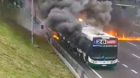 VIDEO: Pasajeros huyen de un bus en Buenos Aires justo antes de que arda en llamas