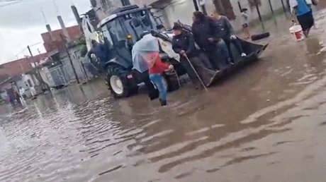 Familias evacuadas, calles anegadas y destrozos por un fuerte temporal de lluvia en Buenos Aires