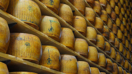Colocan microchips comestibles en el queso parmesano reggiano para combatir las falsificaciones