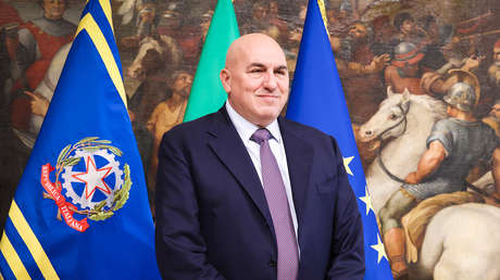 El ministro de Defensa italiano condena el libro "homófobo" y "racista" de un general en activo